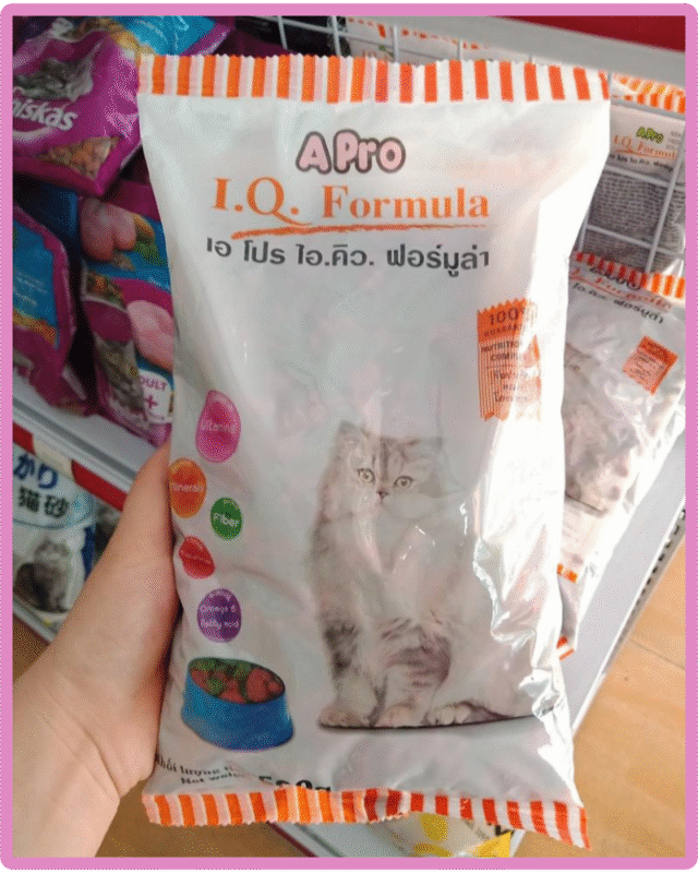 trên tay hạt apro cho mèo gói 500g