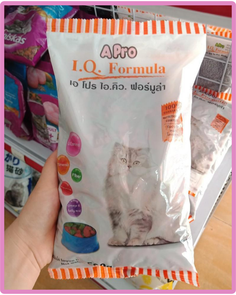 trên tay hạt apro cho mèo gói 500g